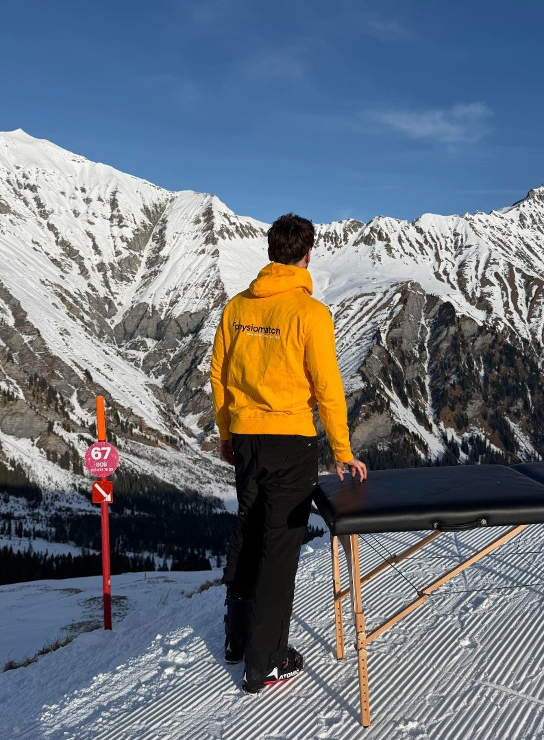 Uitzicht over besneeuwde bergen vanaf de piste