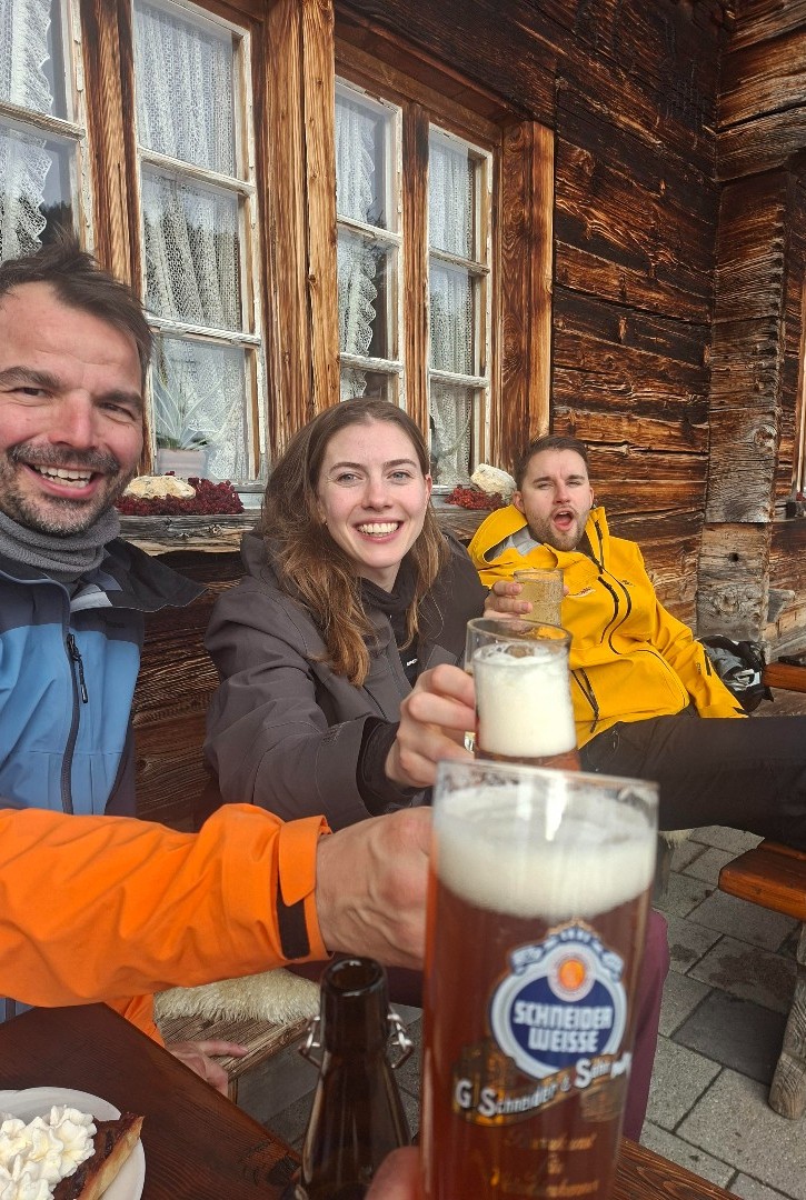 Team moment met drankje na een dag in de bergen